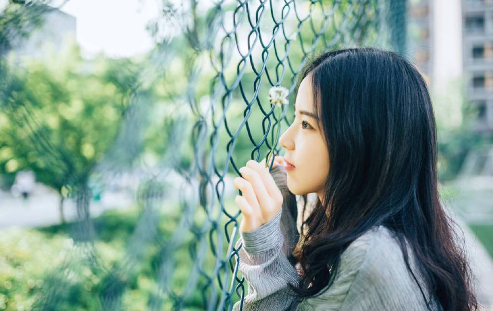 一股怒气自胸腔里喷薄而出，此刻他能够体会那些将士心中的愤怒与憋屈了，自己在前线舍生忘死，刘璋却在这里搞他家人，刘璝怒喝一声，就要冲进去杀了这对狗男女。
